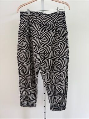 Black & White Geometric Print Women's Pants